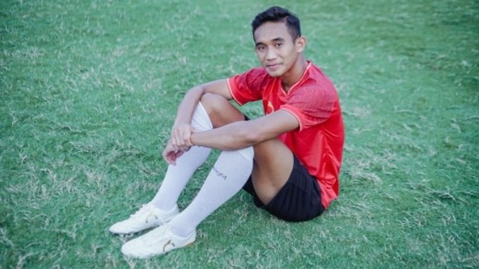 Lebih Bagus Mana Sepatu Bola Kulit atau Sintetis?